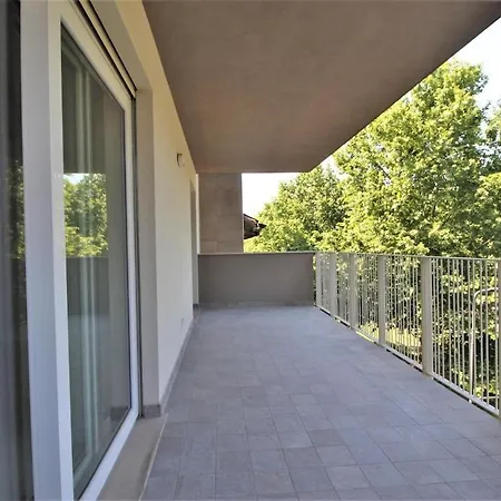 Three-room 2 Bedrooms And 2 Bathrooms *